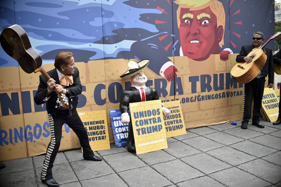 أحد المتظاهرين يركل دمية لترامب خلال الاحتجاجات ضد ترشحه للرئاسة الأمريكية